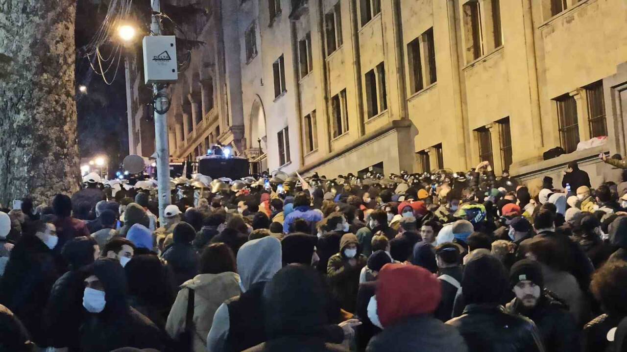 Tiflis’te parlamento binası önündeki protestoya güvenlik güçleri müdahale etti