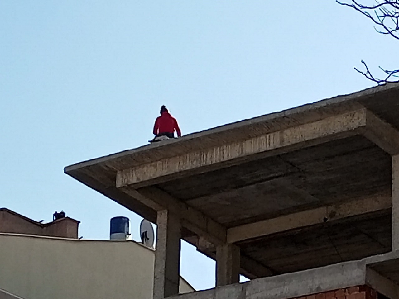 Konya'da bir şahıs inşaatın çatısına çıkıp intihar girişiminde bulundu
