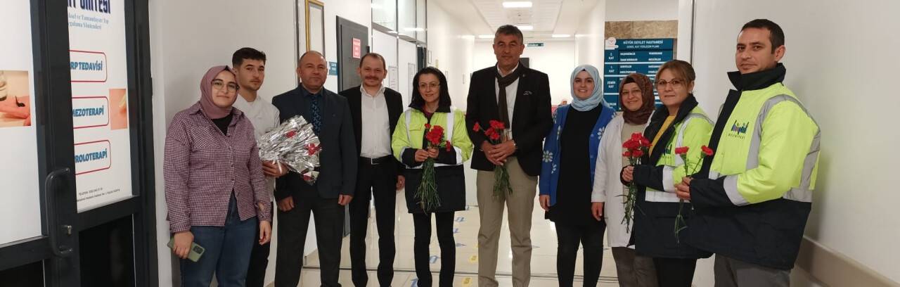 Hüyük'te kadınlara karanfil dağıtıldı