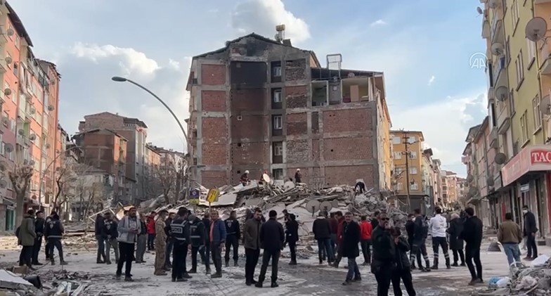 Malatya'da 5 katlı bina çöktü! Bölgeye AFAD sevk edildi