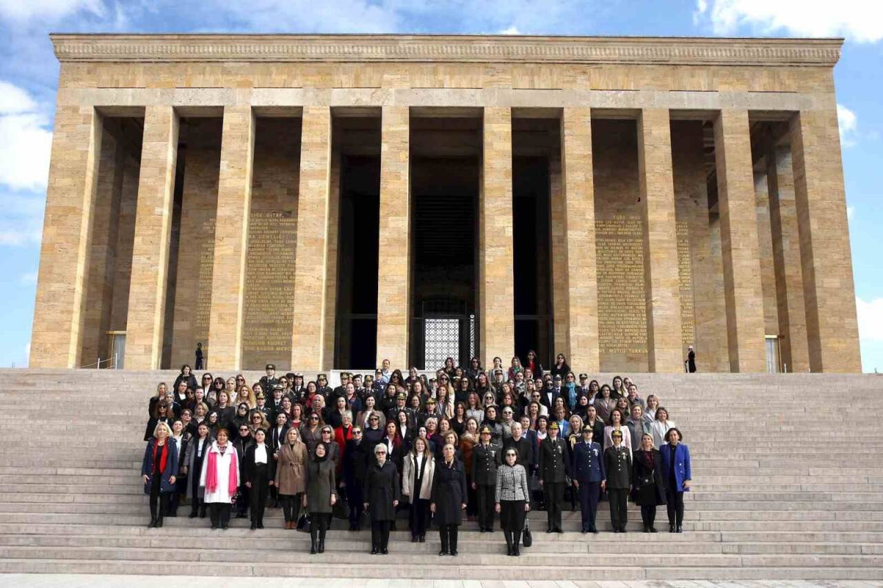 Şule Akar ve komutan eşleri Anıtkabir’i ziyaret etti