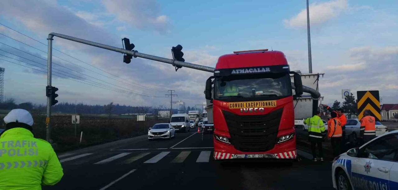 TIR, trafik direğini devirdi