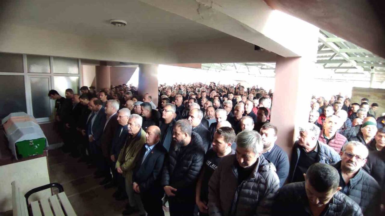 Yolcu beklerken ölen otobüs şoförü toprağa verildi