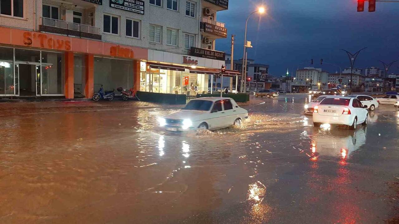 Yağmur cadde ve sokakları göle çevirdi