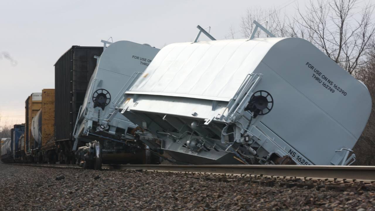 ABD’de Norfolk Southern’ne ait bir tren daha raydan çıktı