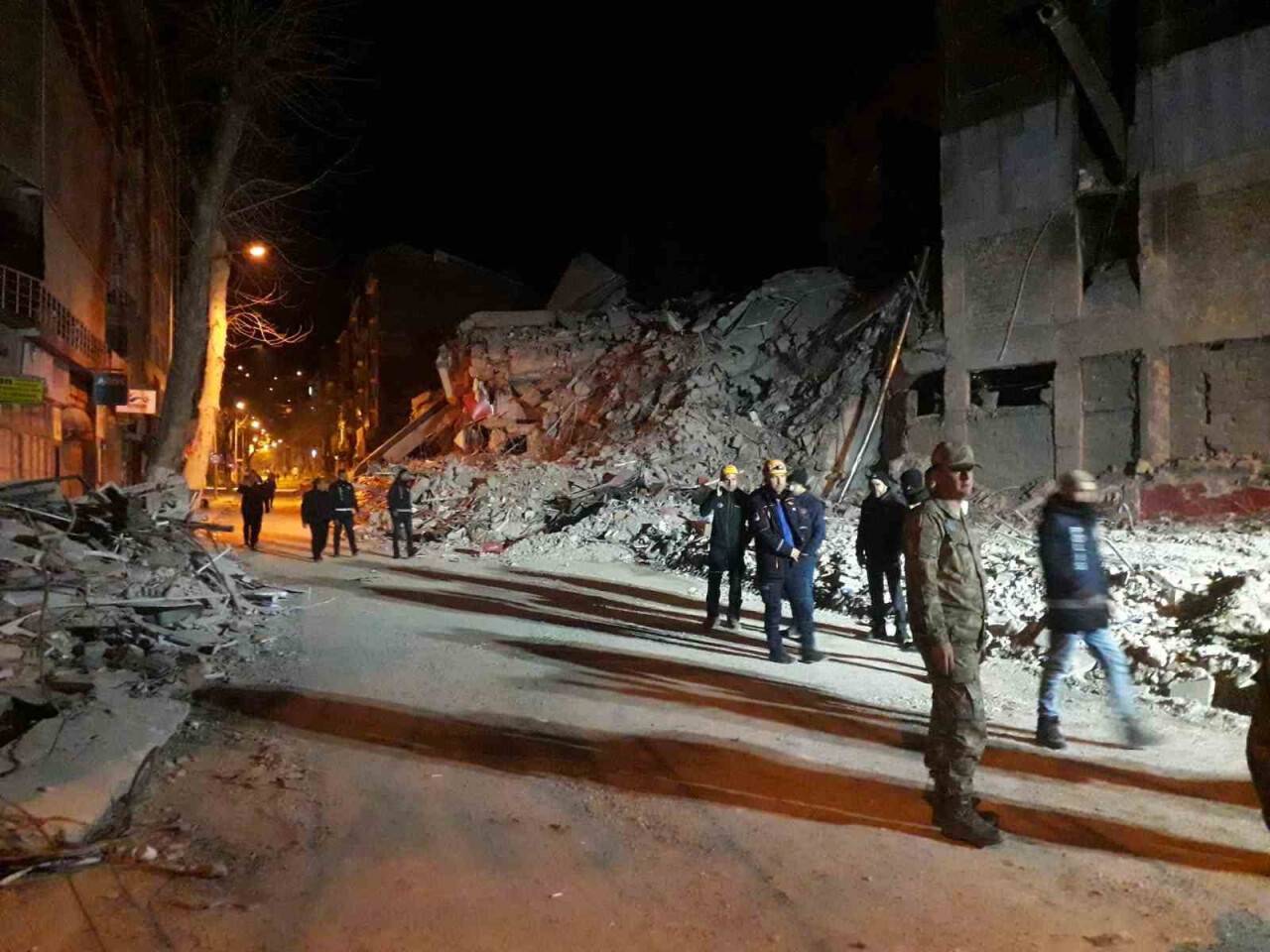 Ağır hasarlı 4 katlı bina çöktü