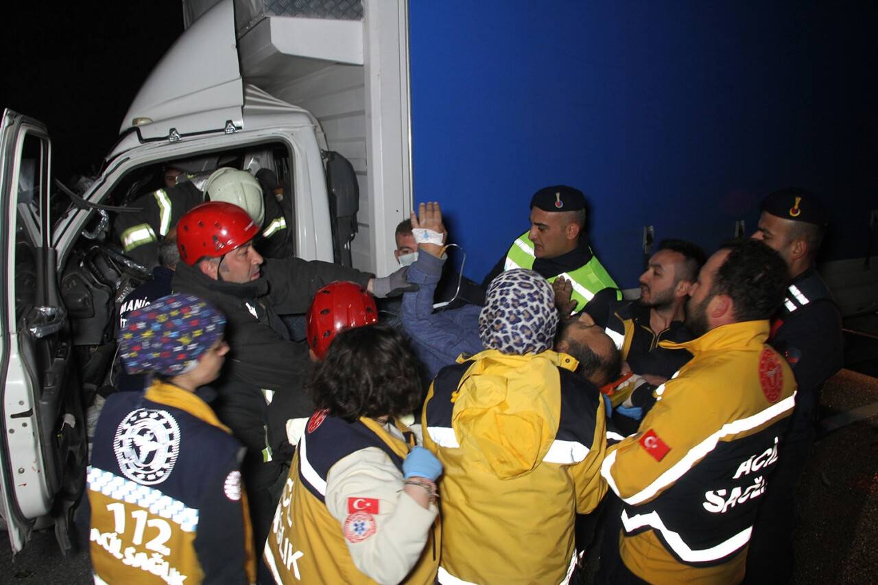 Kamyonet aynı yönde seyreden tıra arkadan çarptı