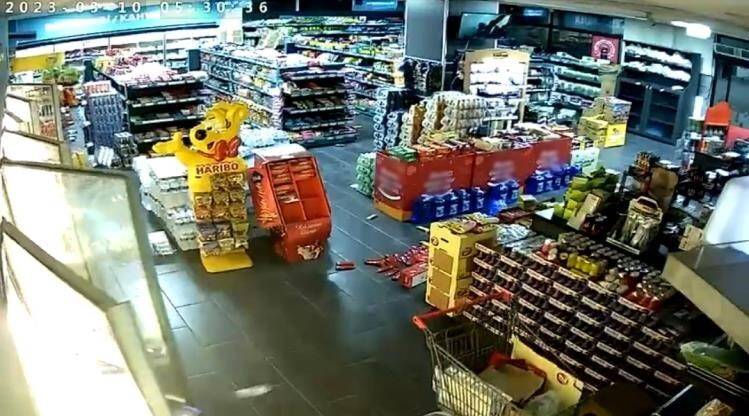 Kayseri’deki deprem market kamerasında