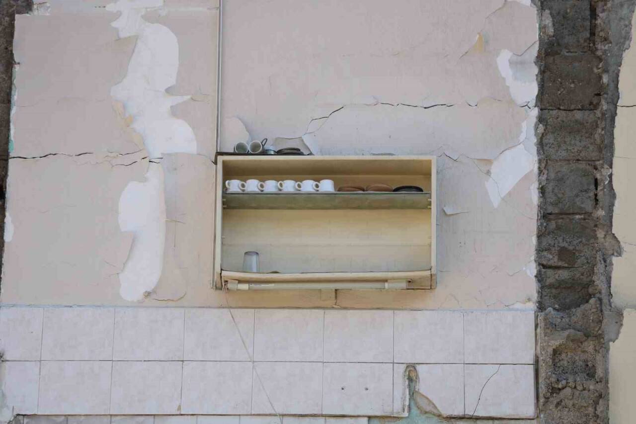 Depremde yerle bir olan binada dikkat çeken görüntü: Raftaki fincanlar olduğu gibi kaldı