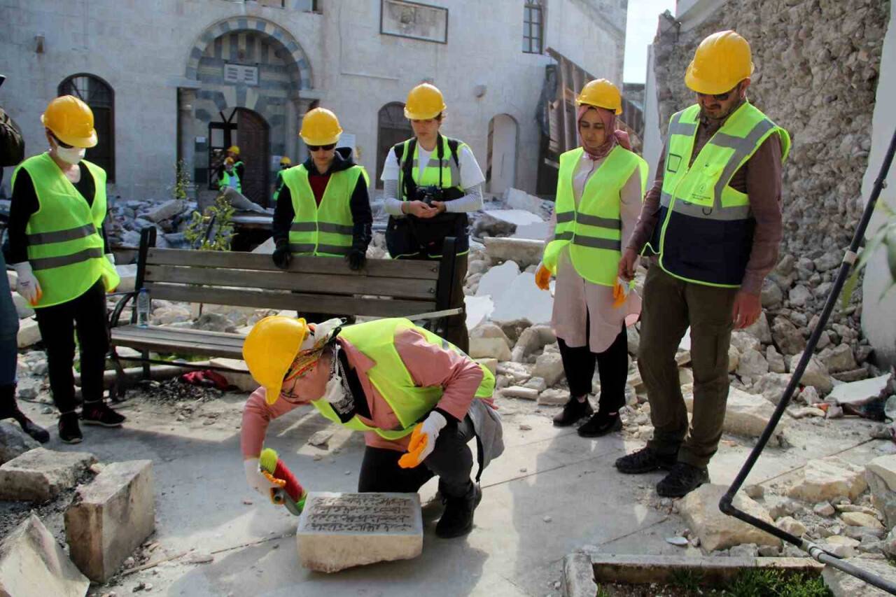 Enkaz altında kalan tarihi eserleri titizlikle inceliyorlar