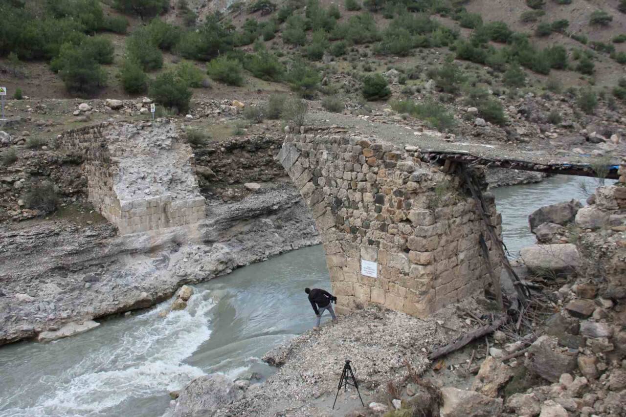 Depremde tarihi Vicina Köprüsü de yıkıldı