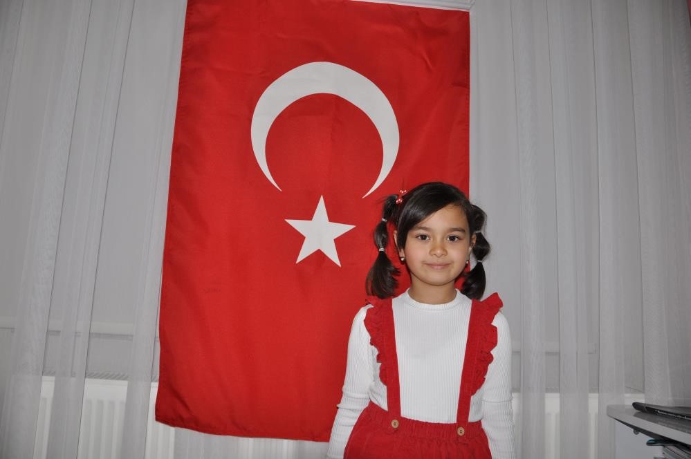 6 yaşında İstiklal Marşı’nın 10 kıtasını ezbere okuyor