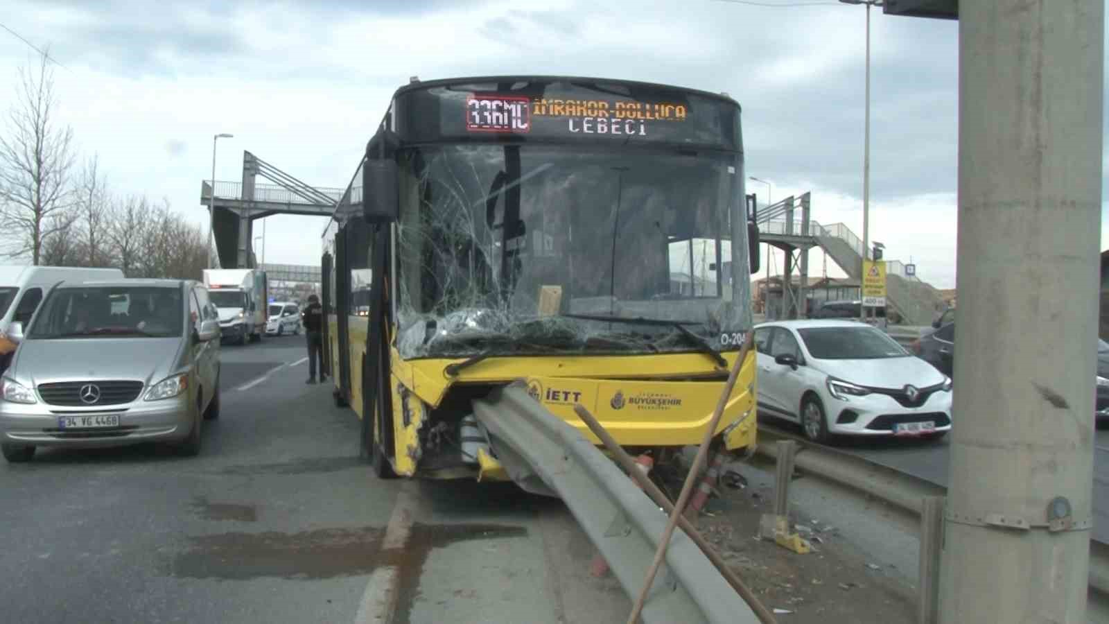 İETT otobüsü bariyere çarptı: Yaralılar var