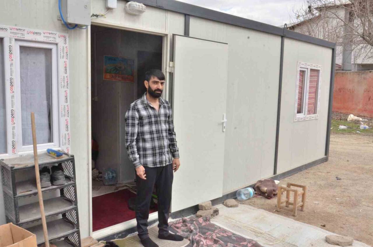 Kızının mezarının yanındaki konteynerde yaşamını sürdürüyor