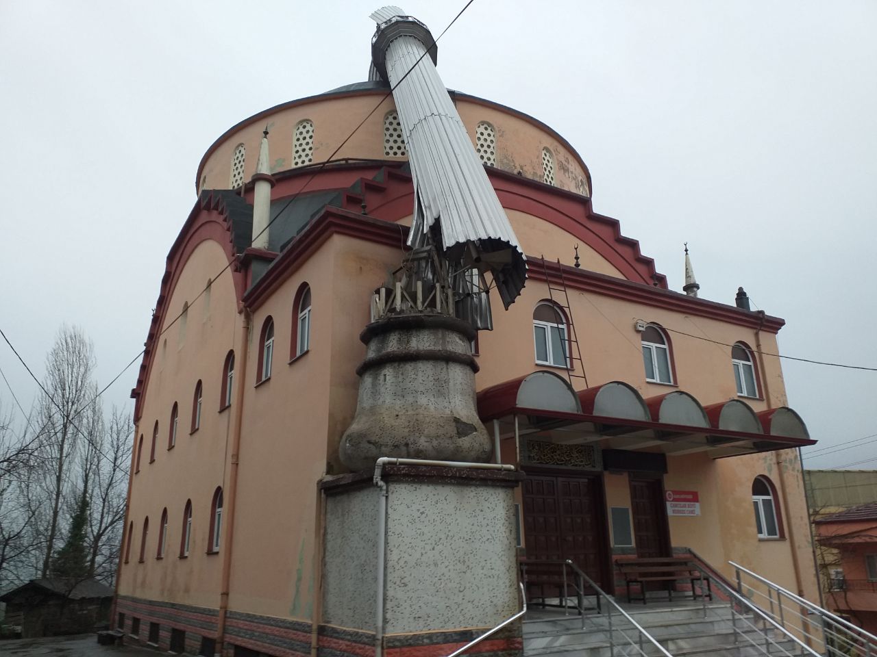 Şiddetli rüzgar nedeniyle köy camisinin minaresi devrildi