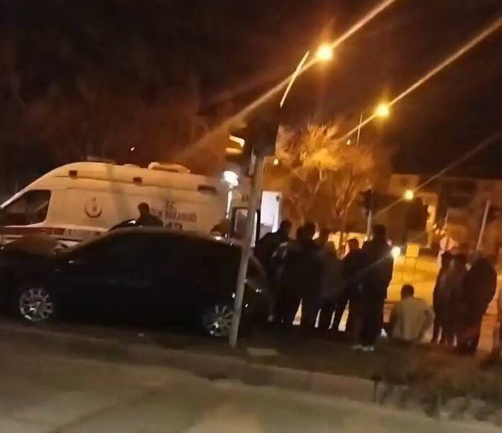 Refüje çıkarak ağaca çarpan sürücü hayatını kaybetti