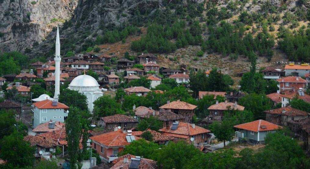 Önce komşusunu sonra kendini vurdu