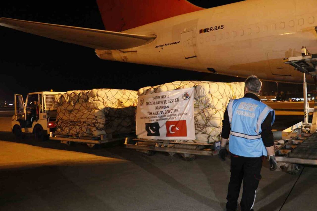 Pakistan’dan Türkiye’ye çadırlar geldi