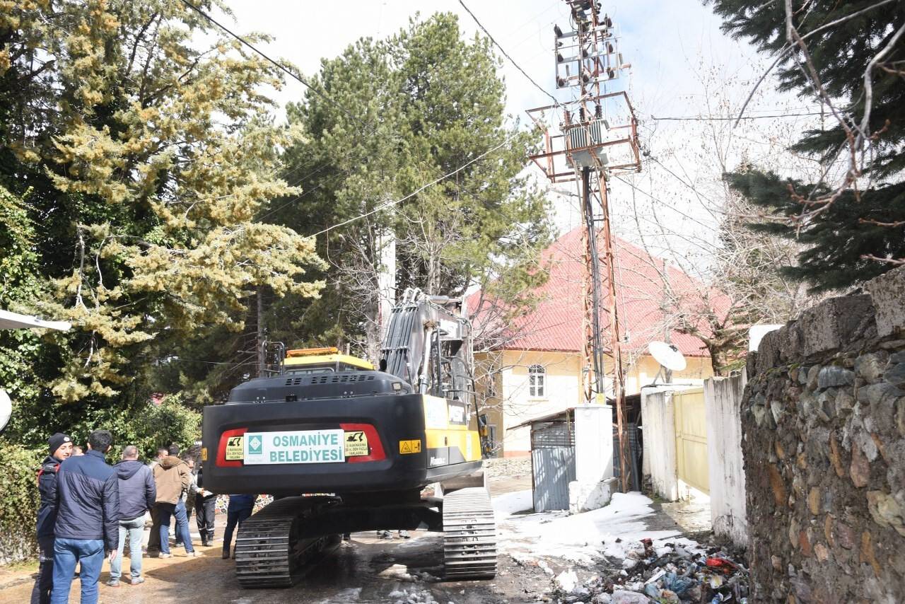 Ağır hasarlı cami minaresi  yıkıldı