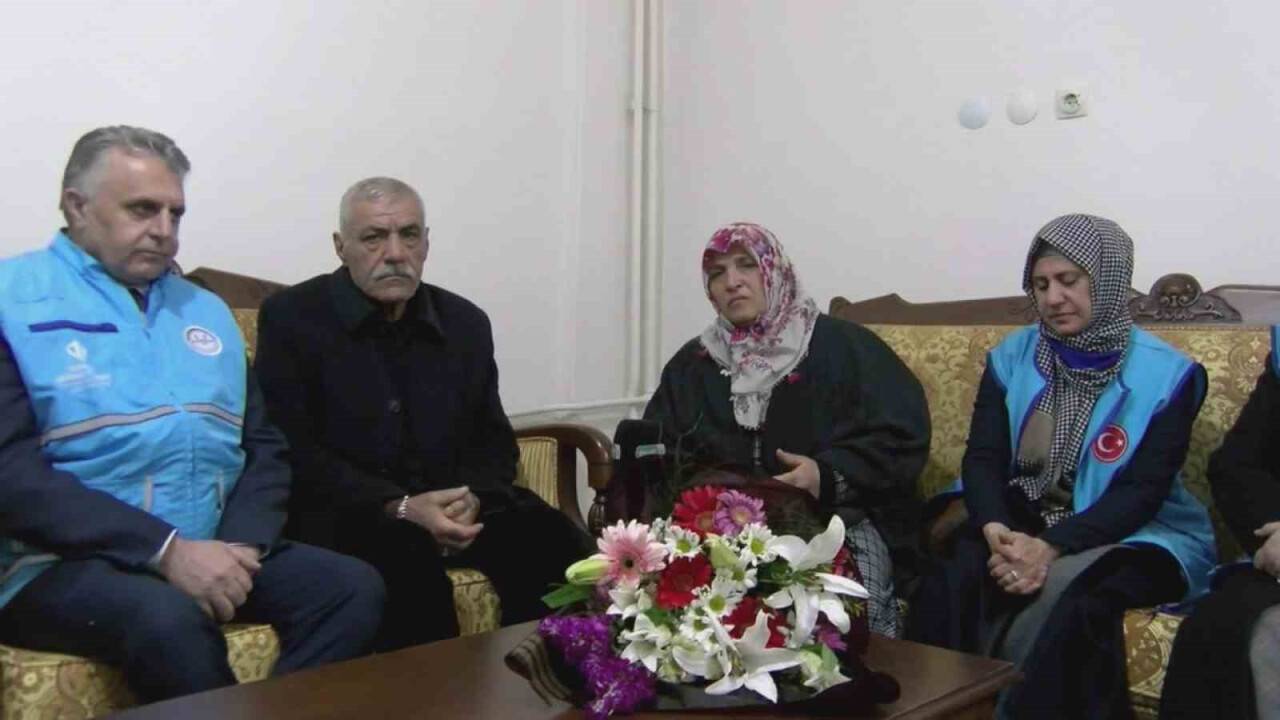 Yeni evlerinde çiçekli karşılama