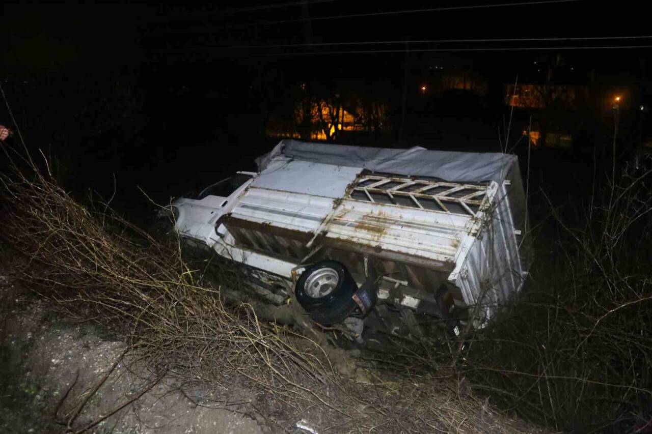 Kamyonet tarlaya uçtu