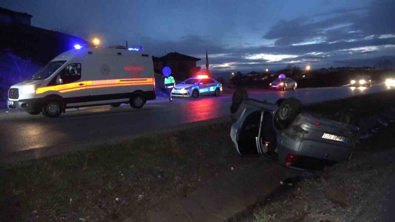 Otomobil su kanalına devrildi