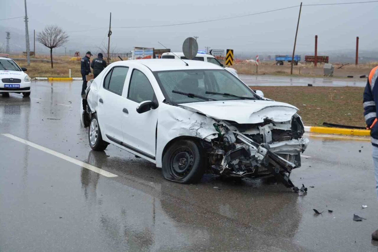 Kazaya 3 araç karıştı: 4 yaralı