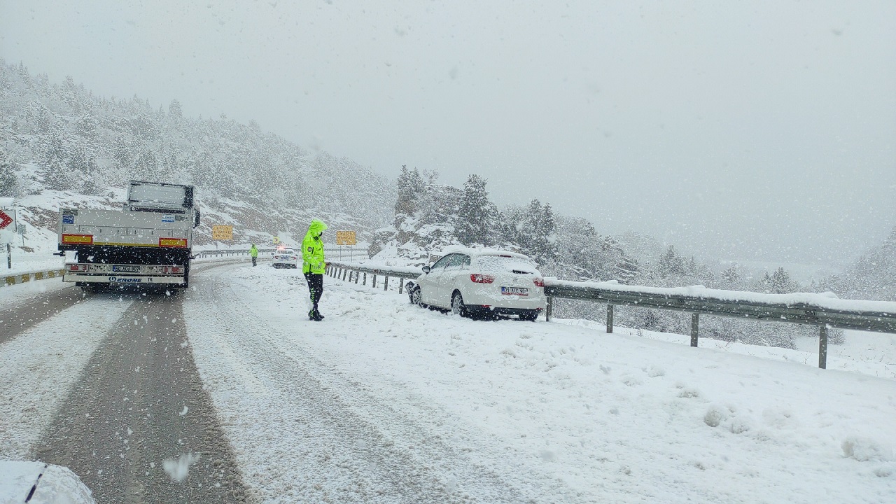 Kar yağışının etkili olduğu Konya-Antalya yolunda son durum