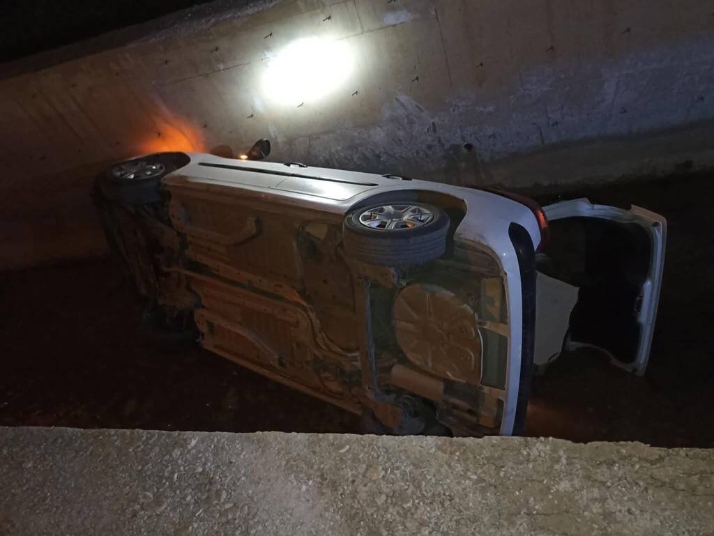 Otomobil devrildi; 2 yaralı