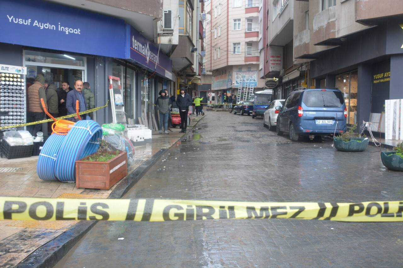 2 kişiyi yaraladıktan sonra kendini çatıya kilitledi