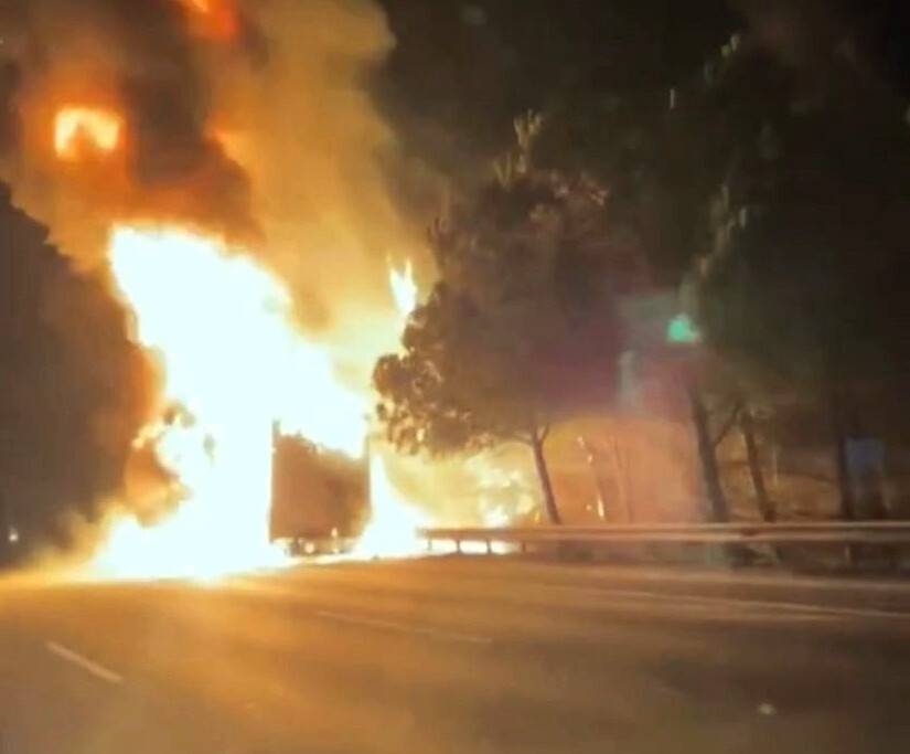 Otoyolda tır alev topuna döndü