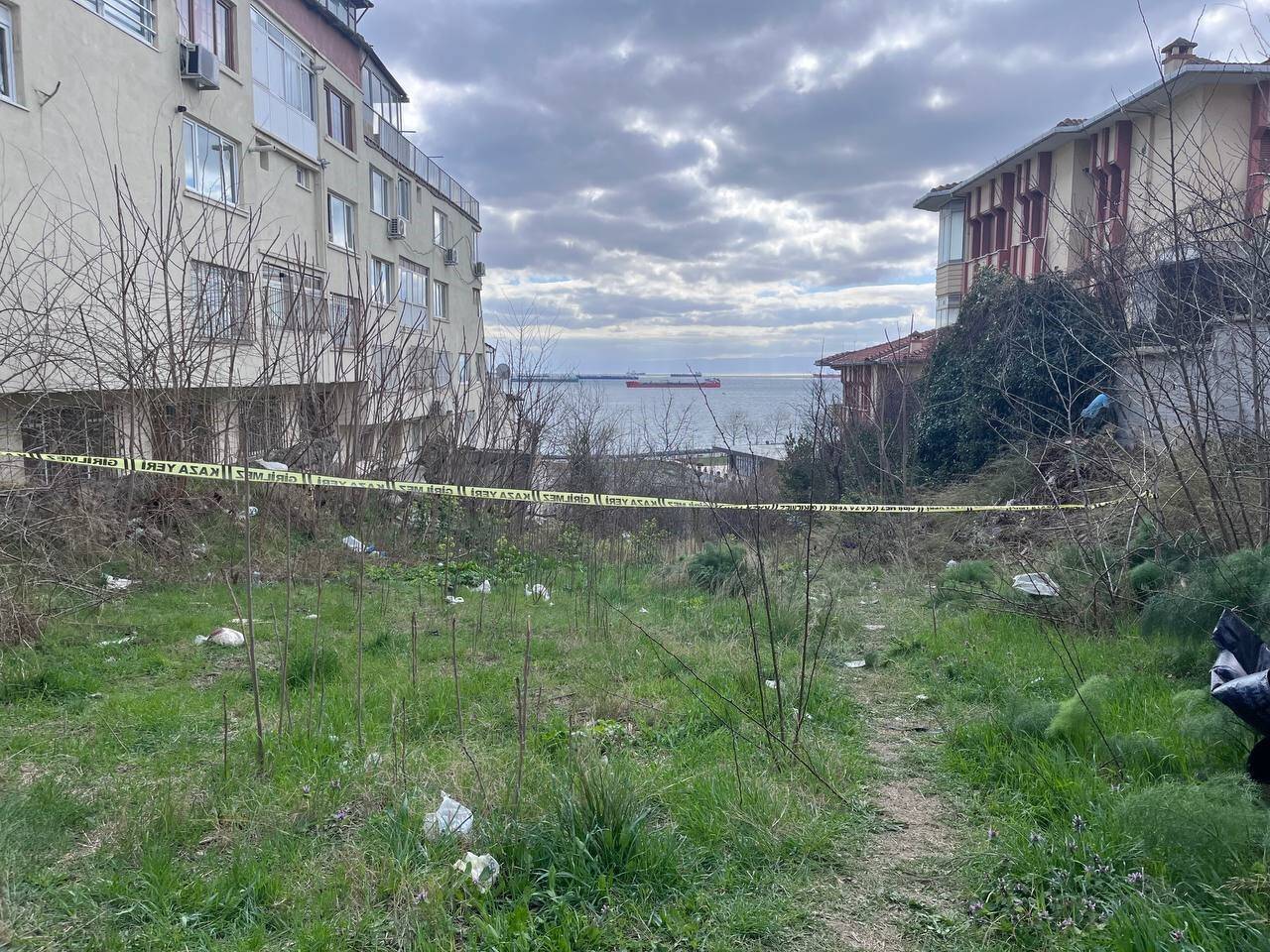 Site parmaklıklarına asılı ceset bulundu