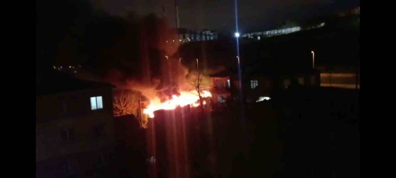 Geri dönüşüm deposu alev alev yandı