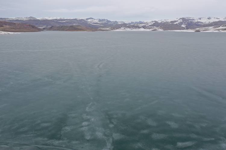 Kuraklığın etkisi altındaki ilde baraj gölünün yüzeyindeki buzlar çözülmeye başladı