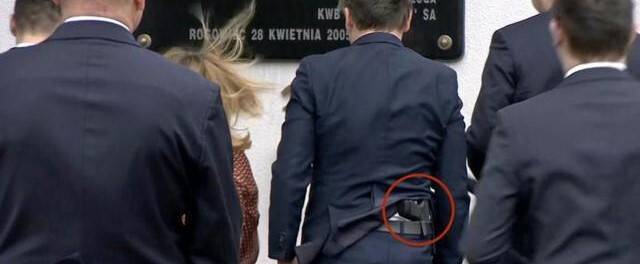 Polonyalı bakan belinde silahla görüntülendi