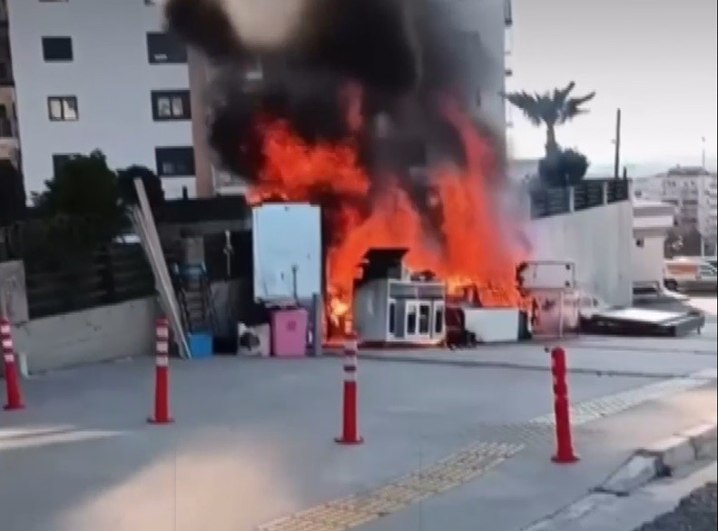İşten çıkarılan apartman görevlisi bütün eşyalarını yaktı