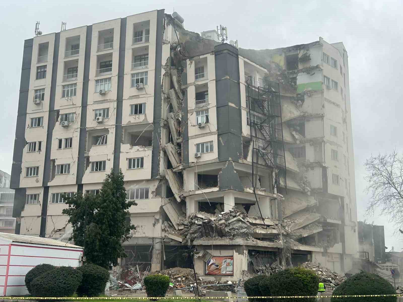 Adana Ceyhan’ın en büyük binası kontrollü olarak yıkıldı