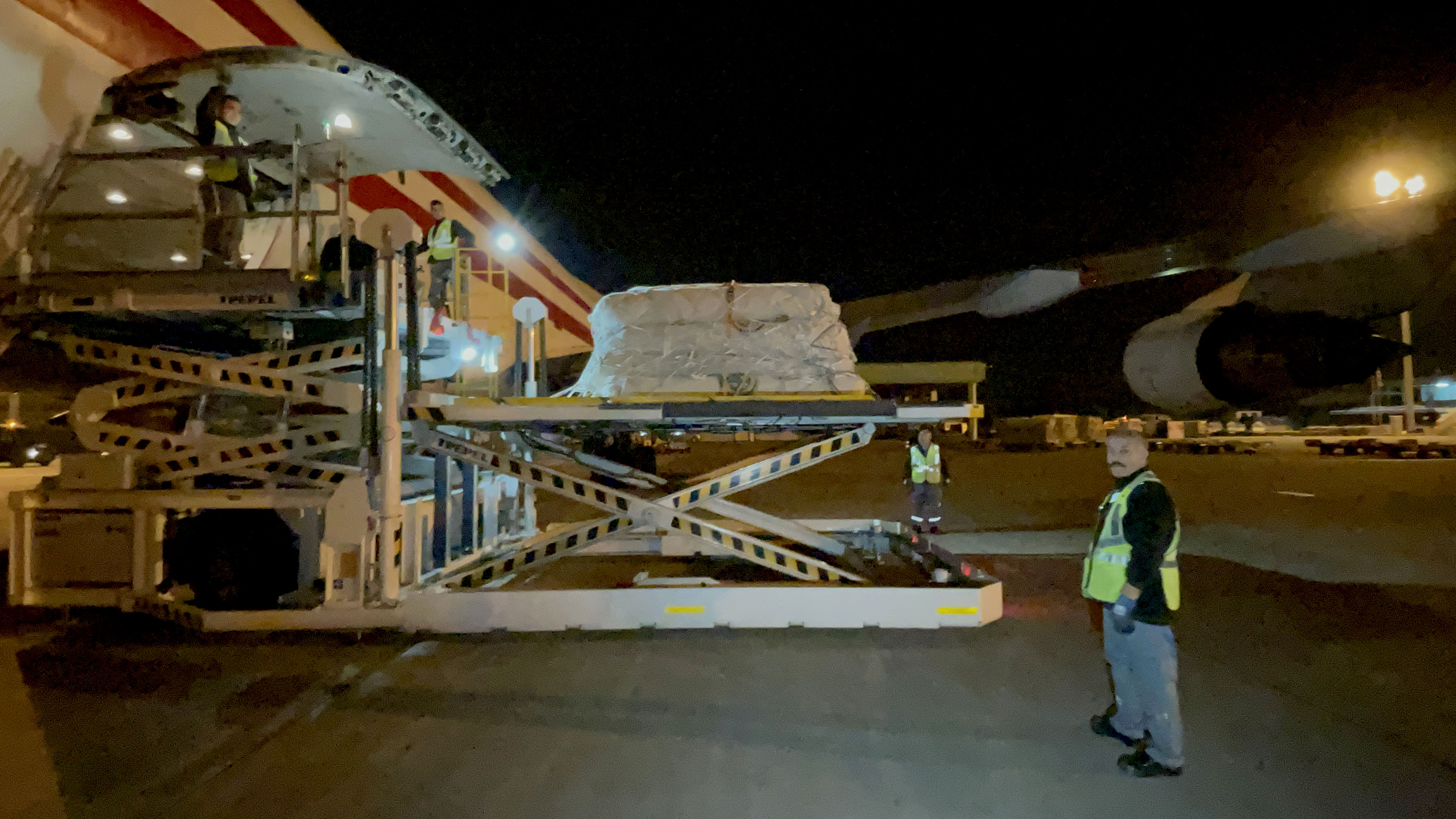 Pakistan'dan deprem bölgesine çadır taşıyan 11'inci uçak Adana'ya ulaştı
