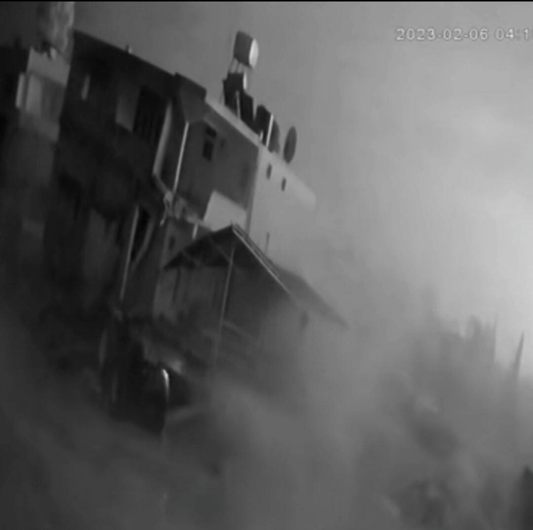 Ambardaki traktör evin yıkılmasını önledi