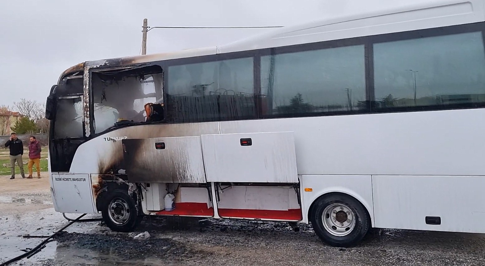 Konya-Aksaray yolunda minibüs alev aldı