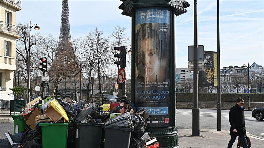 Paris'te grevdeki çöp toplayıcılarını zorla çalıştırmaya başladı