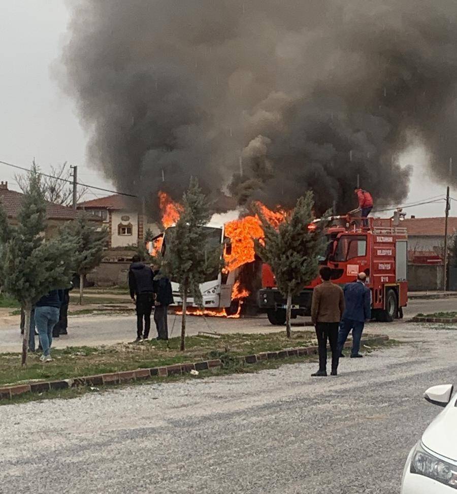 Konya-Aksaray Kara Yolu'nda 25 öğrencinin bulunduğu serviste yangın