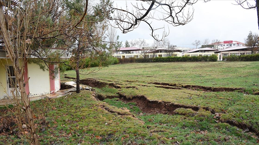 Depremle zemini 1,5 metre çöken tesisler gölün içinde kaldı