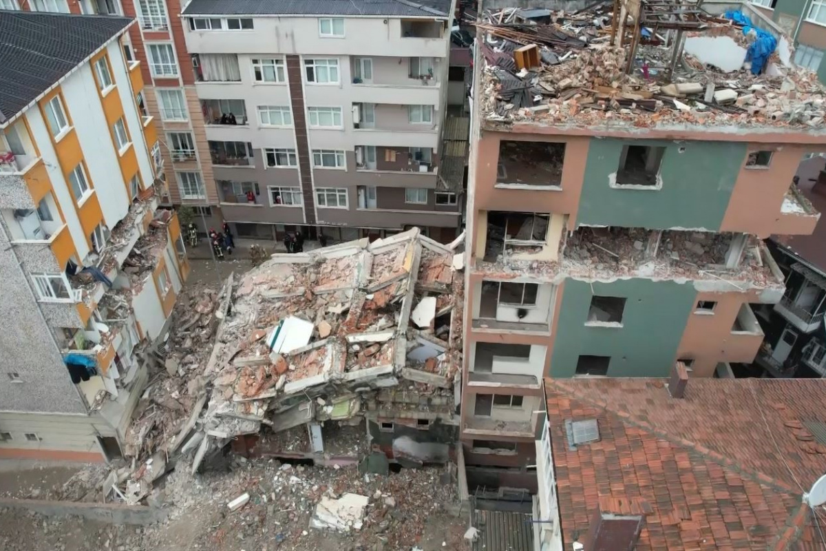 Kontrollü yıkılan binanın çökmesi sonucu yandaki apartmanda hasar oluştu