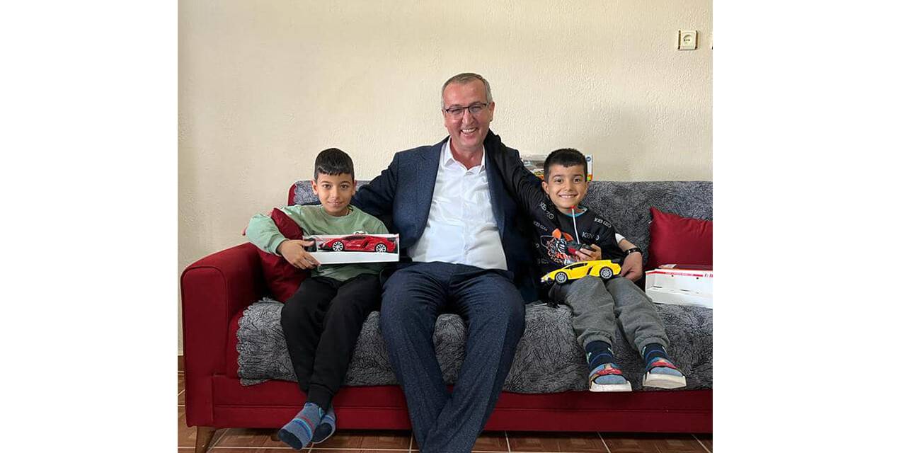 Başkan Konak depremzede aileyi ziyaret etti