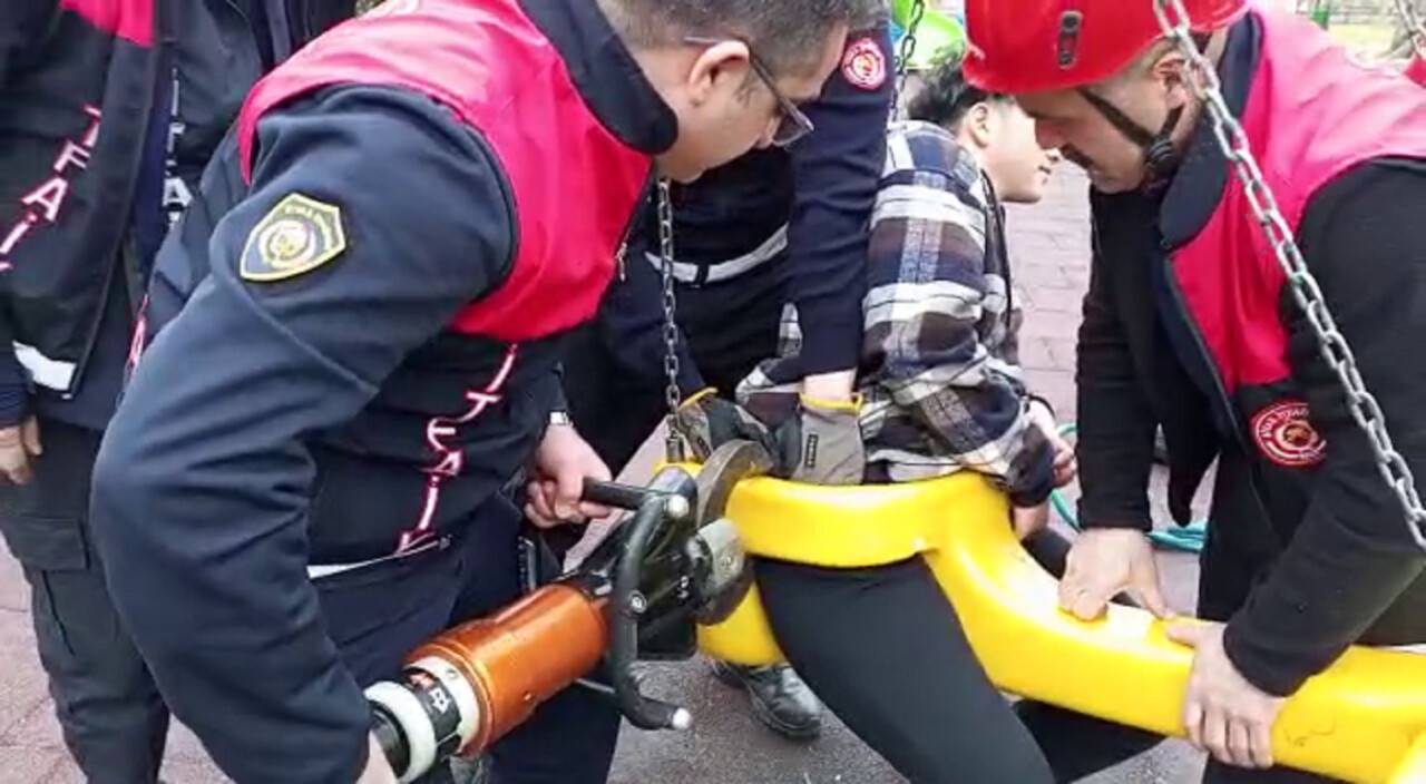 Eğlenmek için bindiği salıncak adeta kabusu oldu