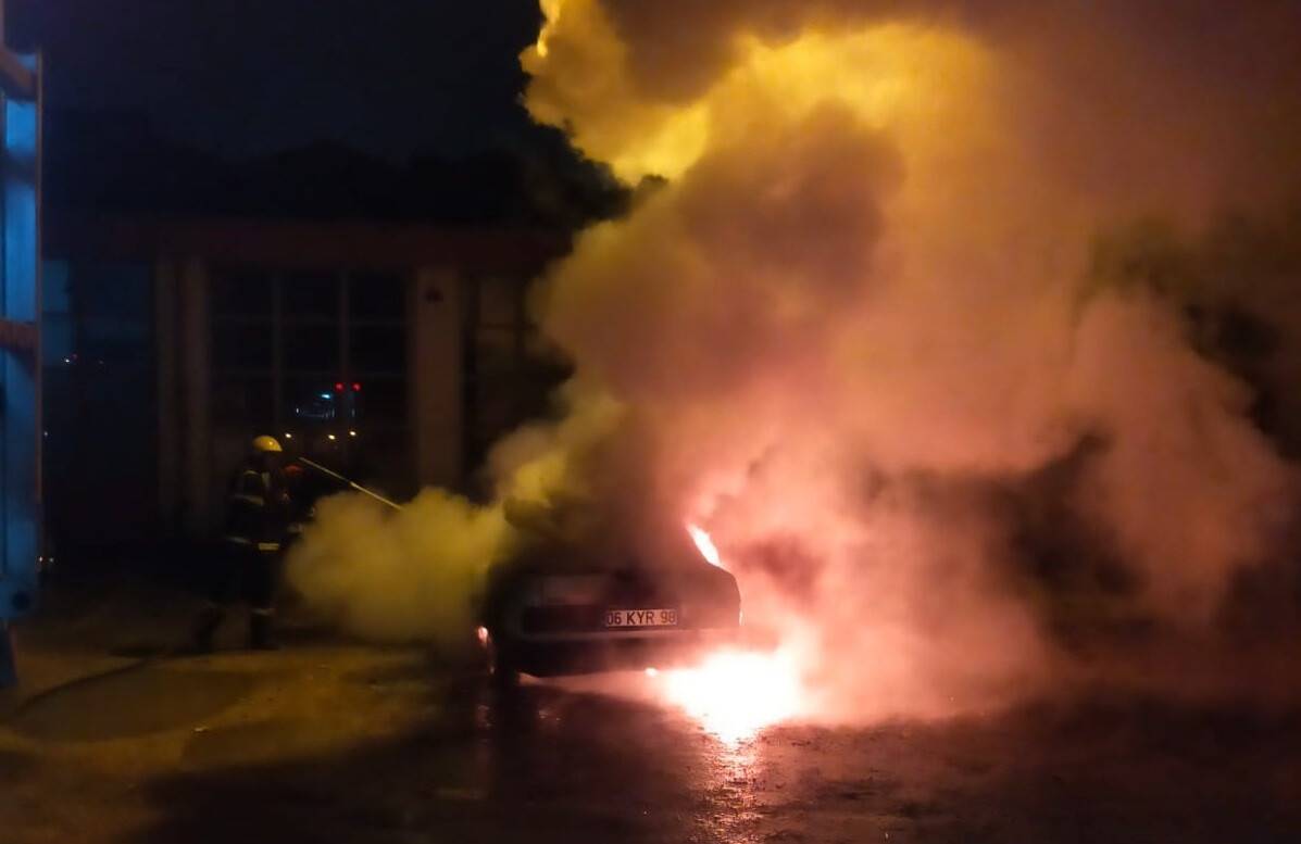 Otomobil alev alev yandı, geriye demir yığınları kaldı