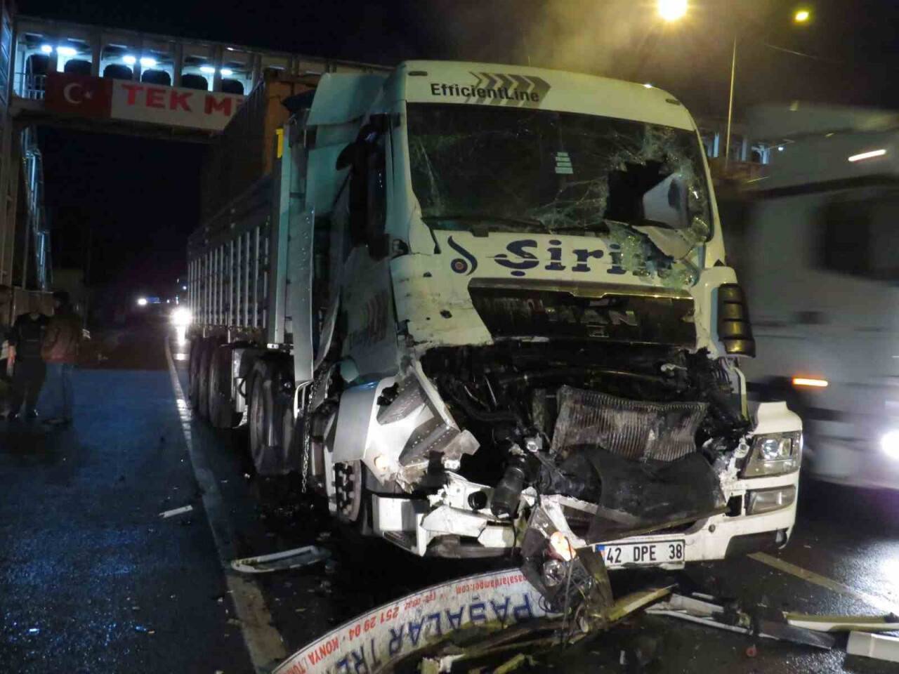 Konteyner yüklü tır, kırmızı ışıkta duran bir tıra çarptı: 1 yaralı