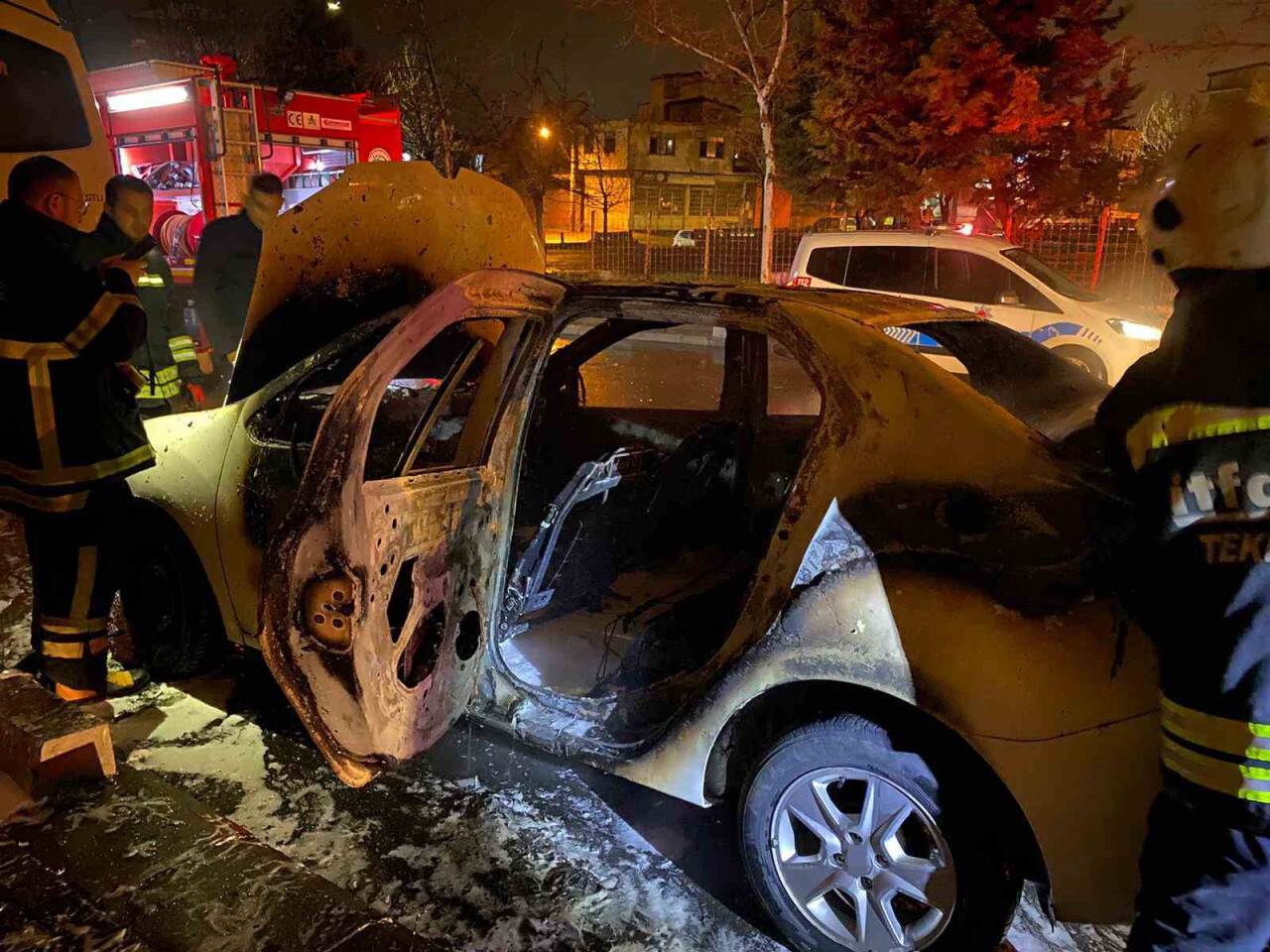 Yanan otomobil hurdaya döndü