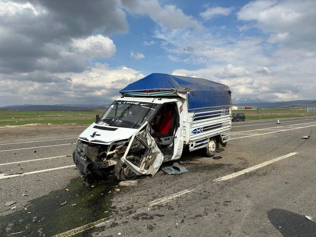 Otomobil ile pikab çarpıştı:6 yaralı